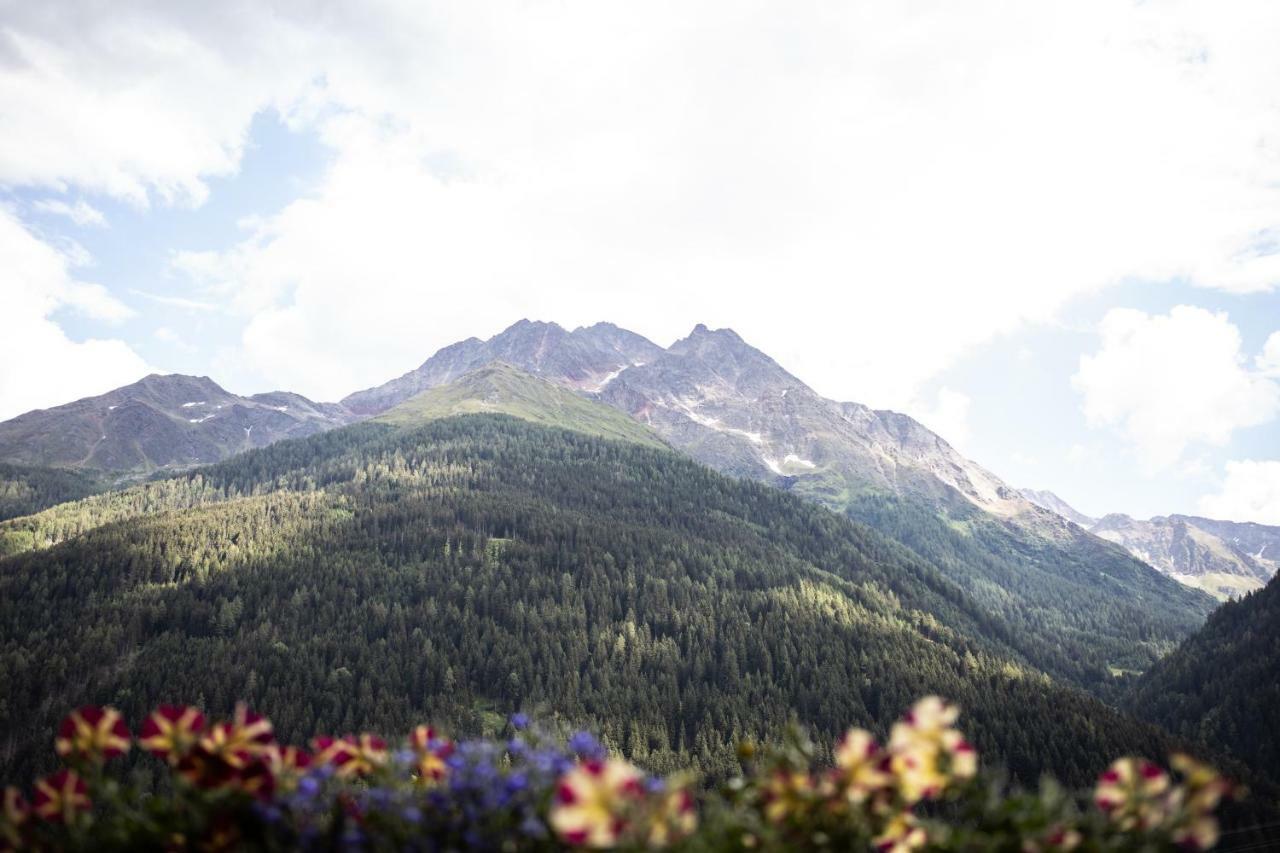 Hotel Alpina Superior Pettneu am Arlberg Bagian luar foto